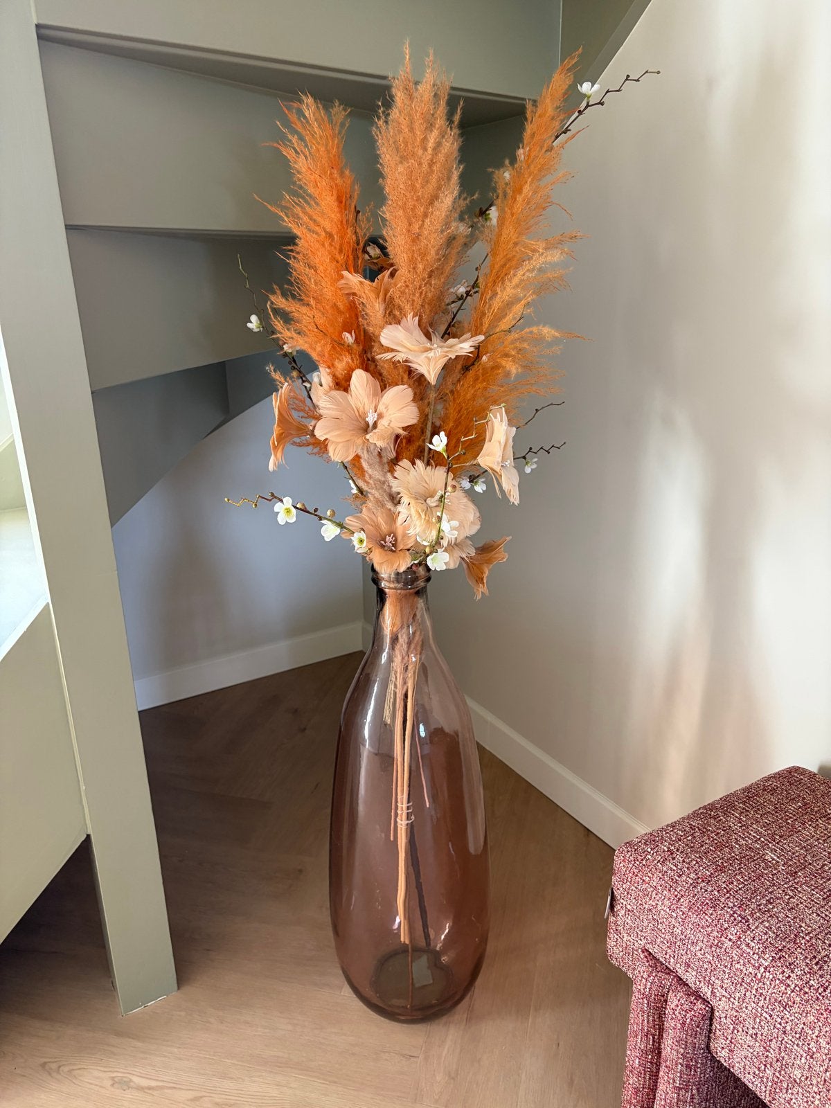 Grote glazen vaas met droogbloemen in oranje/roze tinten, Huis en Inrichting, Woonaccessoires | Vazen, Ophalen, Inclusief droogbloemen
