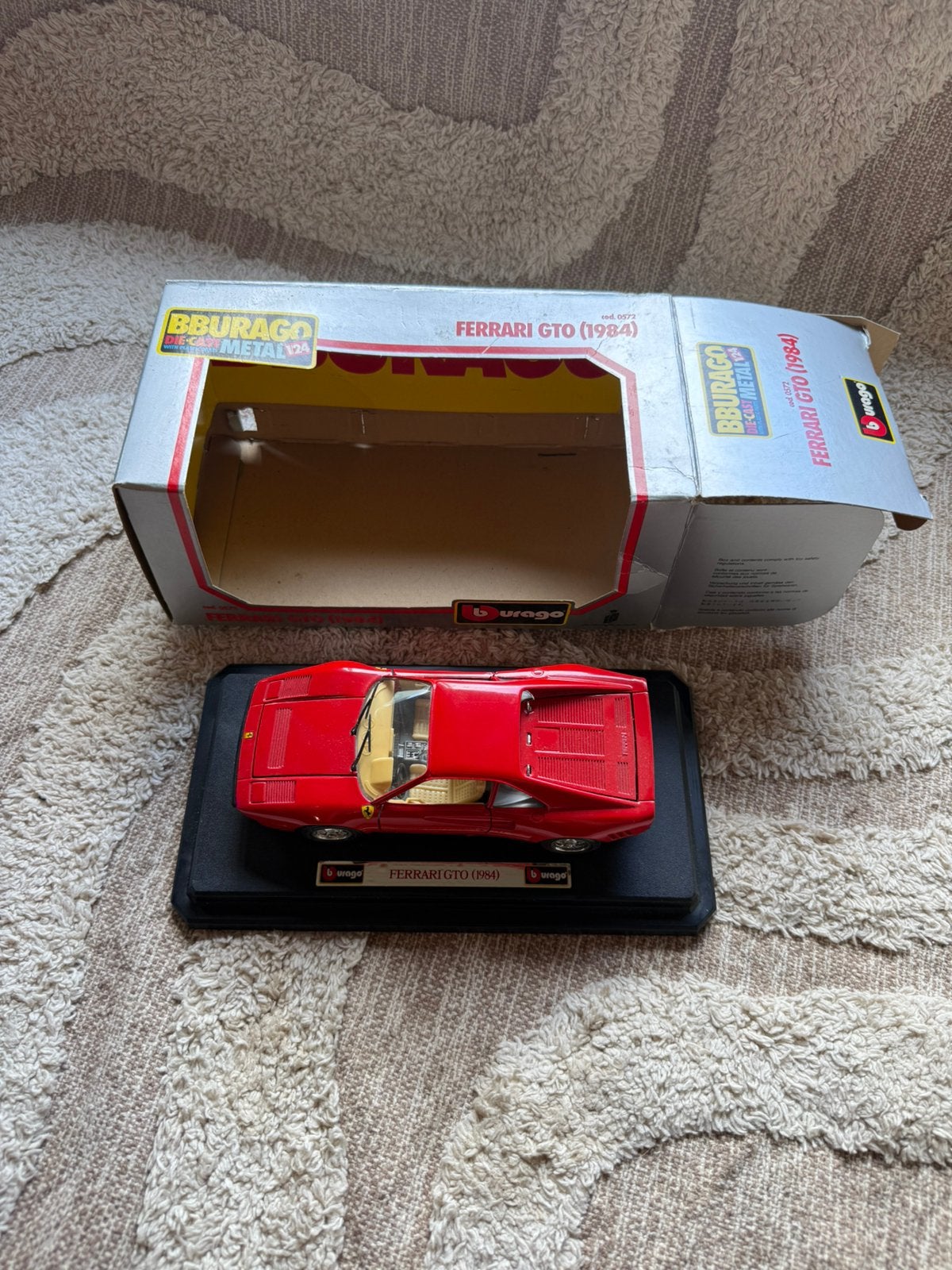 Ferrari GTO 1984 Bburago 1:24 – schaalmodel met displayvoet, Verzenden, Gebruikt, Auto, Bburago