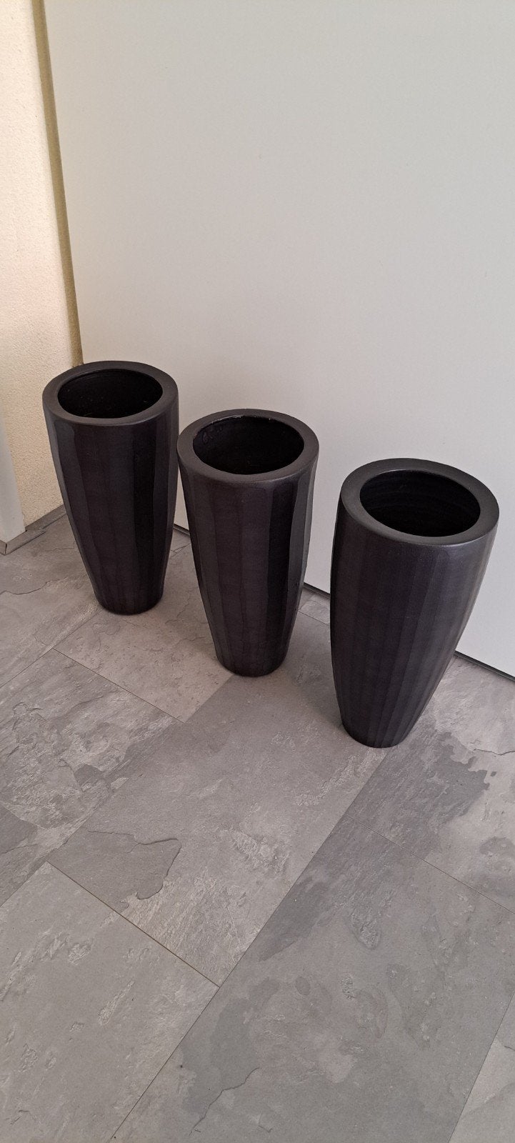 Mooie set: drie zwarte vazen Hilton Black Ciprus decoration., Ophalen of Verzenden, Zo goed als nieuw, Zwart, Overige materialen