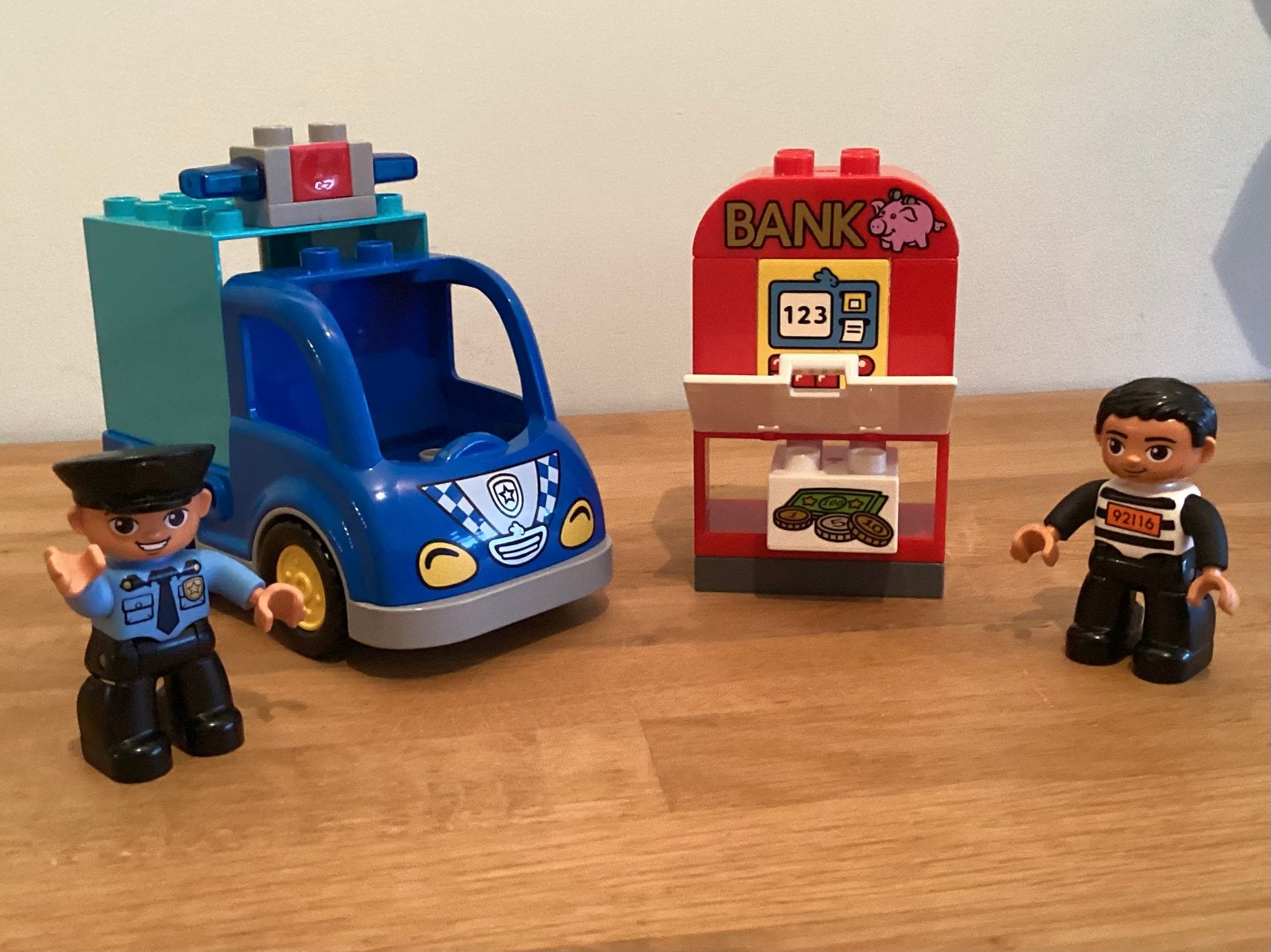 Duplo politie auto/ boevenwagen met pinautomaat en boef, Kinderen en Baby's, Ophalen of Verzenden, Zo goed als nieuw, Duplo