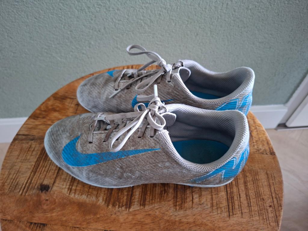 Nike voetbalschoenen maat 36 - ideaal voor kunstgras, Ophalen of Verzenden, Gebruikt, Schoenen