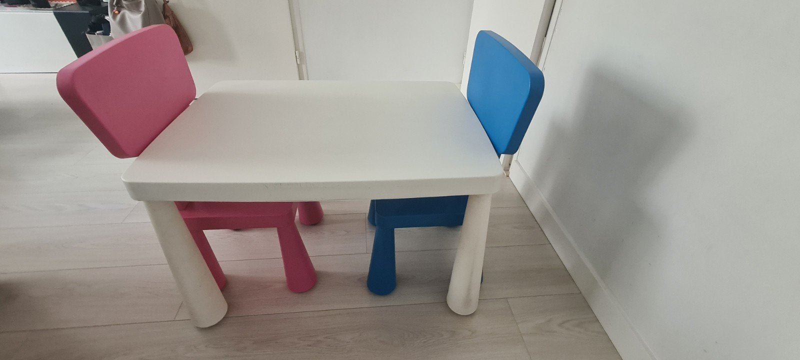 Kinder tafel met twee stoeltjes (roze en blauw), Kinderen en Baby's, Ophalen, Gebruikt, Tafel(s) en Stoel(en)
