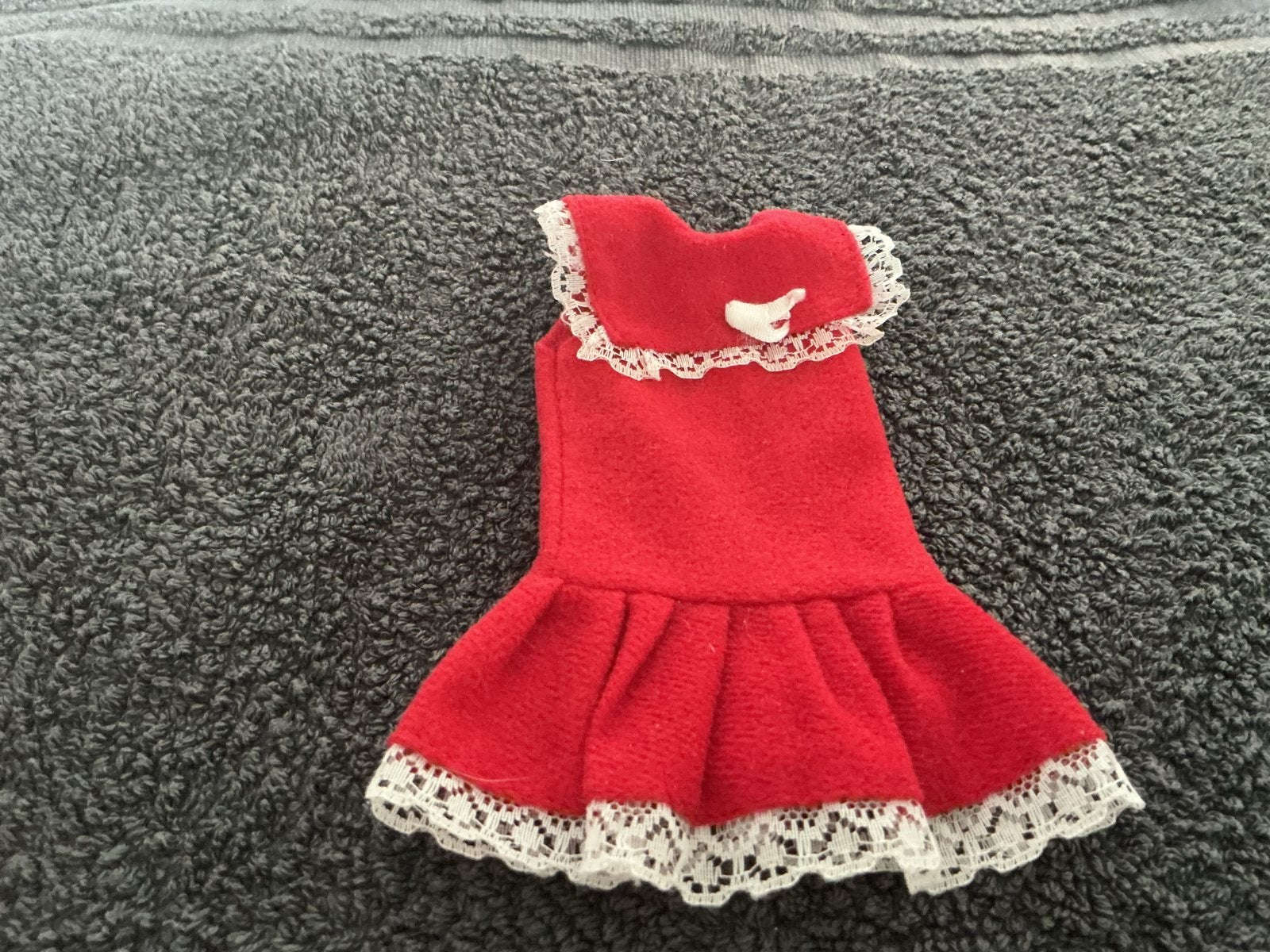 Vintage Barbie jurkje rood met kant, Verzamelen, Ophalen of Verzenden, Gebruikt