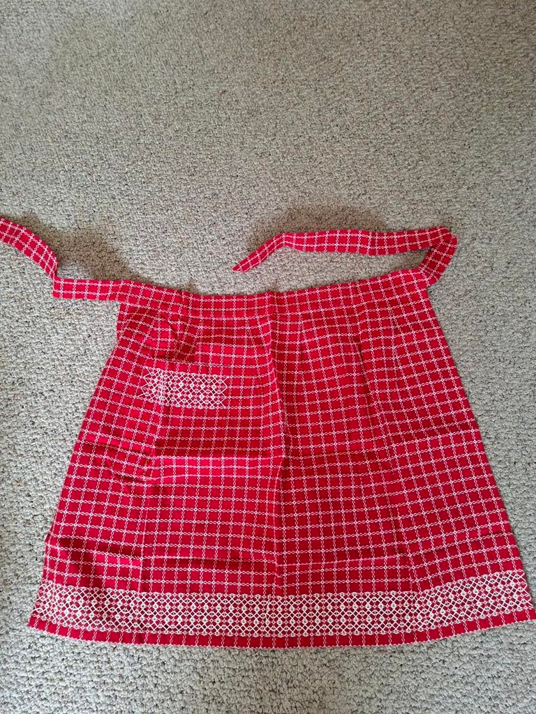 Rood geruit schort met borduursel Beiersbont, Ophalen of Verzenden, Nieuw, Rood, Schort