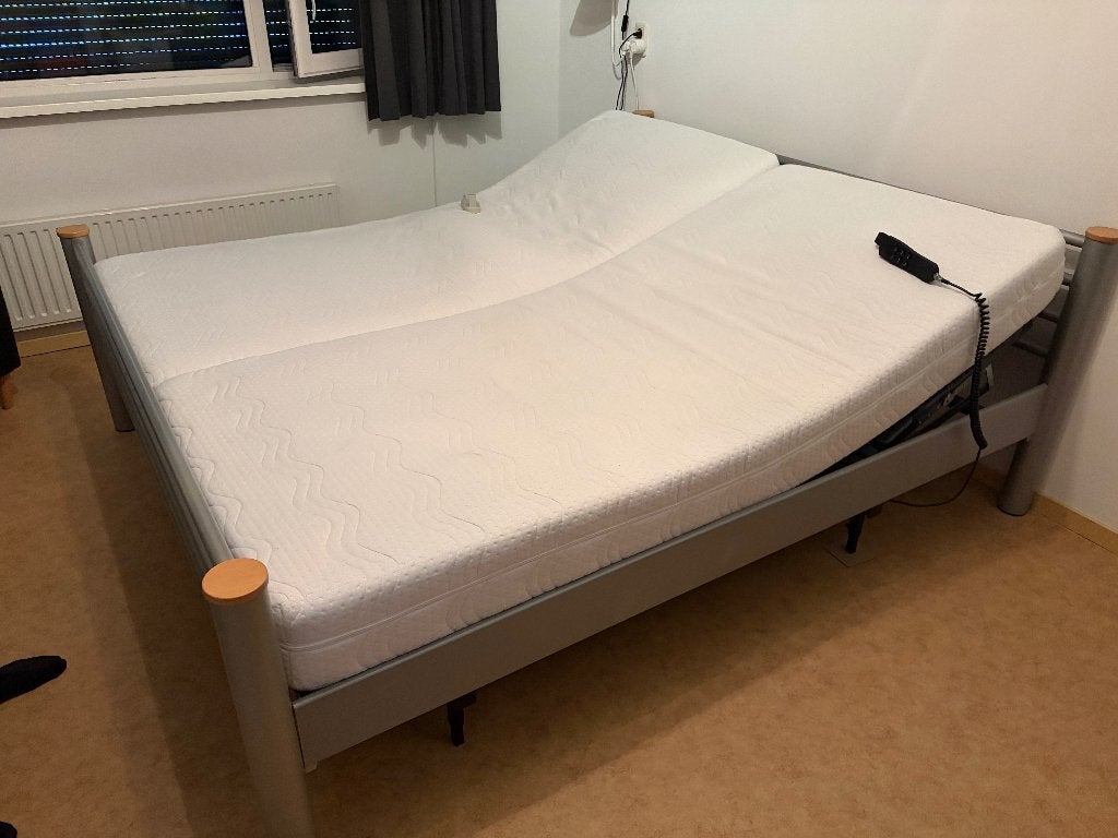 Twee persoonsbed met verstelbare elektrische bodems 200x180, Ophalen, Gebruikt, Tweepersoons, 180 cm