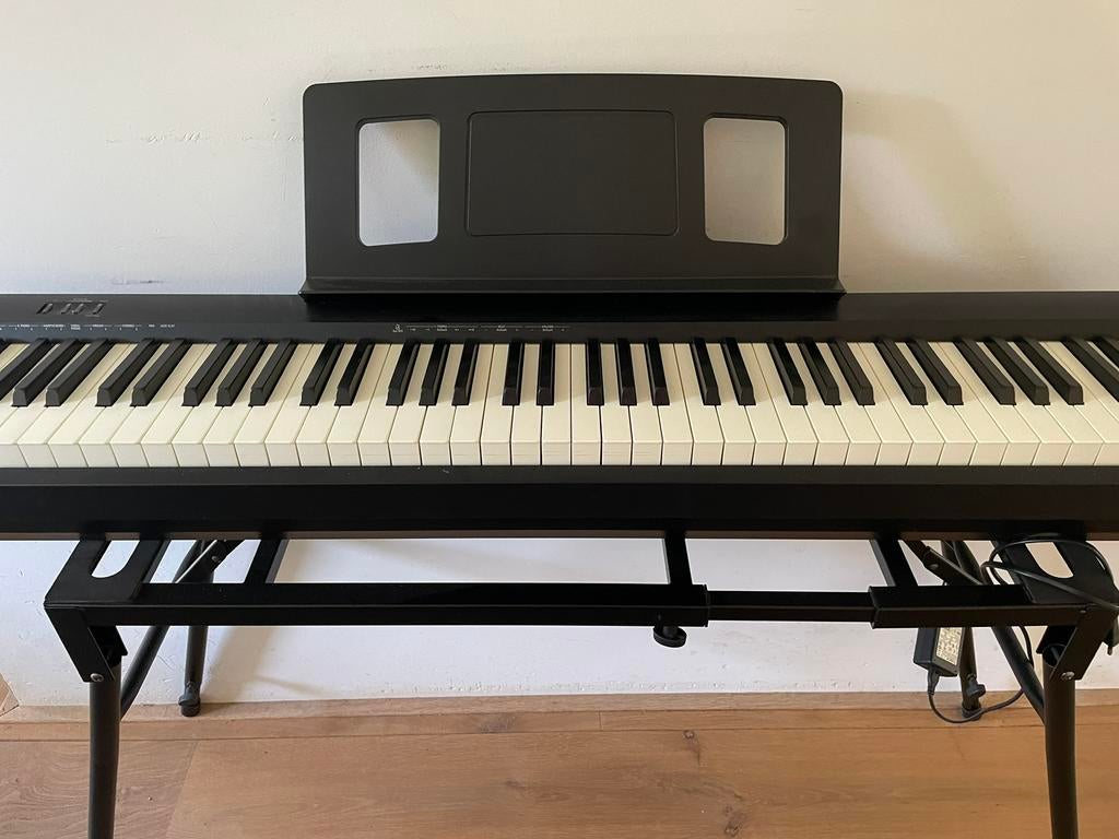 Roland FP10 met onderstel, kruk, pedaal en koptelefoon, zgan, Muziek en Instrumenten, Ophalen, Zo goed als nieuw, Zwart