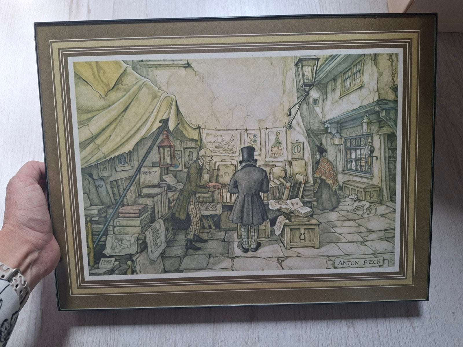 Anton Pieck Prent 'De Boekhandel', Ophalen of Verzenden, 50 tot 75 cm, Oorspronkelijke maker, 50 tot 75 cm