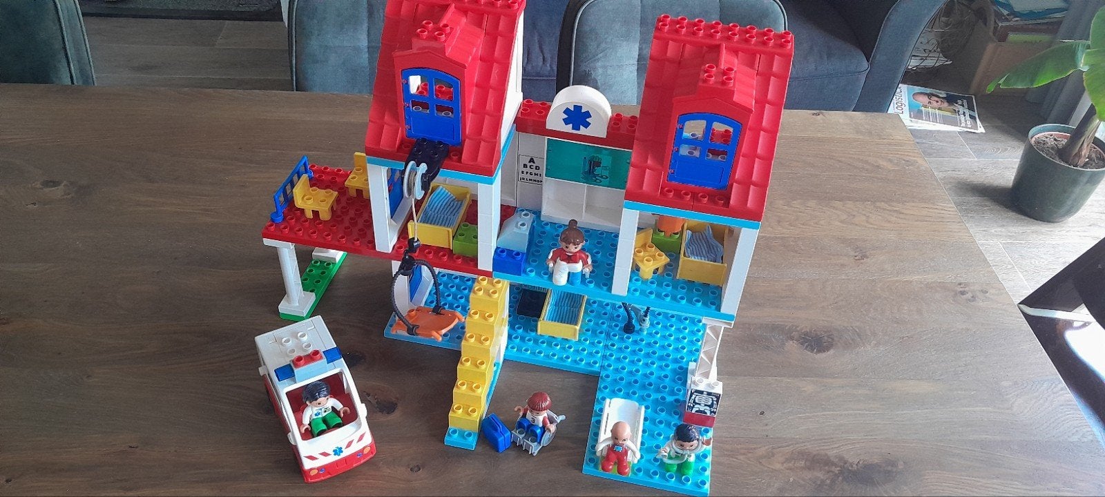 LEGO Duplo 5795 Ziekenhuis met ambulance en figuren, Ophalen of Verzenden, Gebruikt, Overige merken