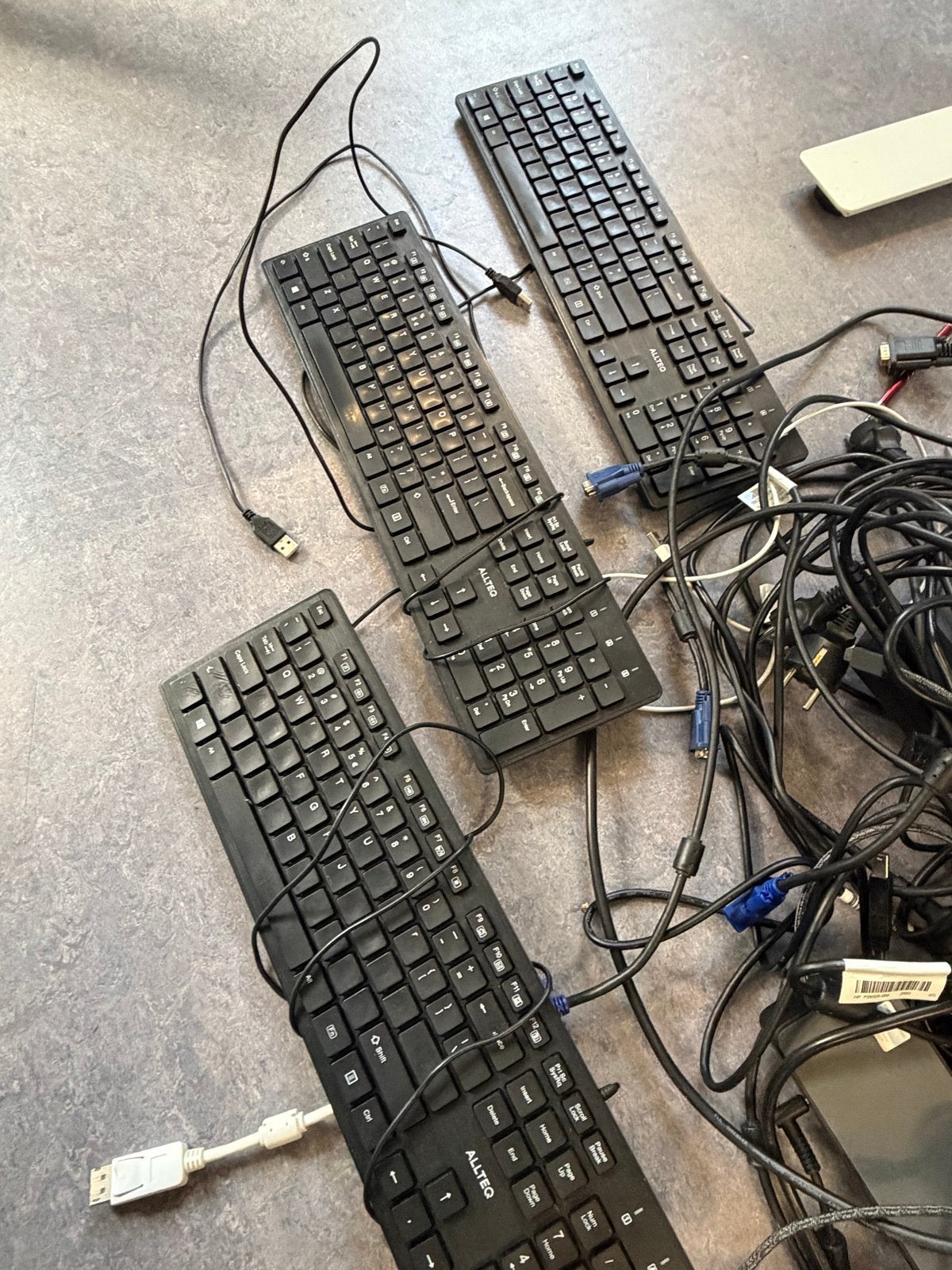 Partij bedrade toetsenborden (3 stuks), Computers en Software, Ophalen, Gebruikt, Qwerty, Numeriek gedeelte