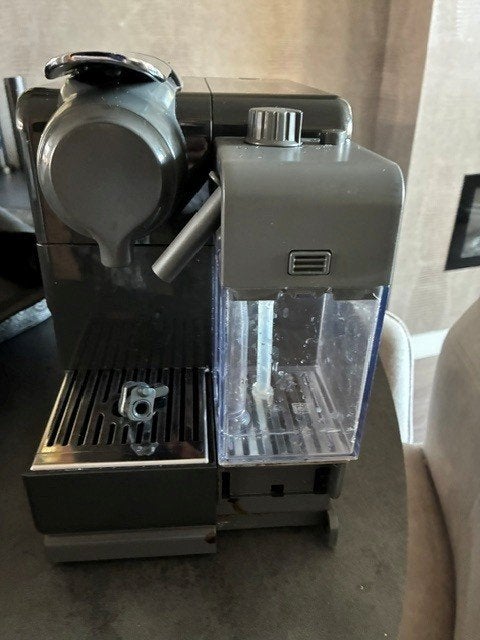 Nespresso de longhi met melkopschuimer 2 jaar oud, Ophalen, Koffiepads en cups, Gebruikt, Espresso apparaat