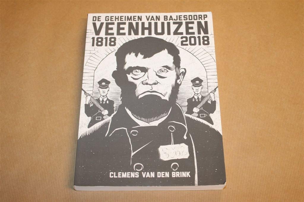 De Geheimen van Bajesdorp — Veenhuizen Geschiedenis 2017, Boeken, Geschiedenis | Stad en Regio, Ophalen of Verzenden, Gelezen