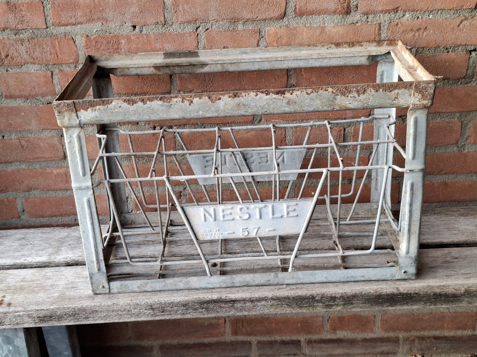 Vintage Nestlé metalen flessenkrat 1957 Café Horeca brocante, Antiek en Kunst, Ophalen