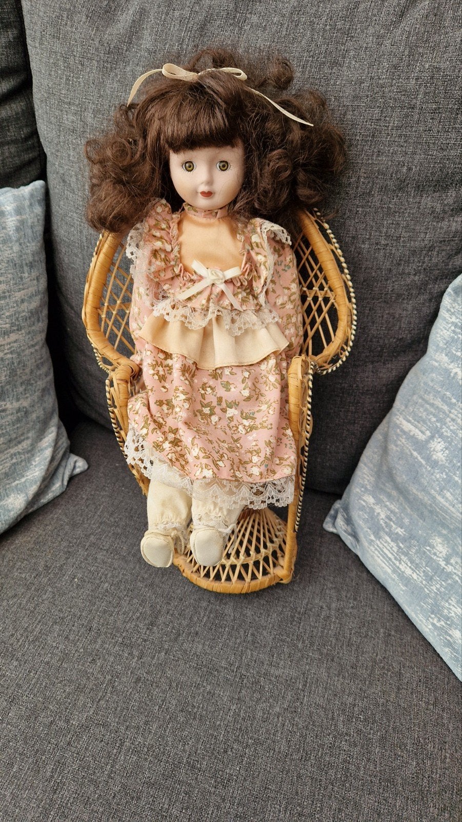 Vintage porseleinen pop in rieten stoel, Antiek en Kunst, Antiek | Porselein, Ophalen