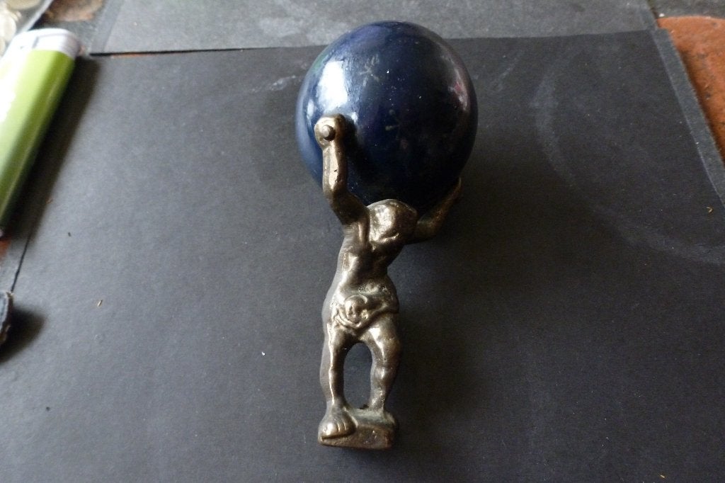 Ornament op Zaanse klok Atlas die wereldbol draagt 10 cm br, Ophalen of Verzenden