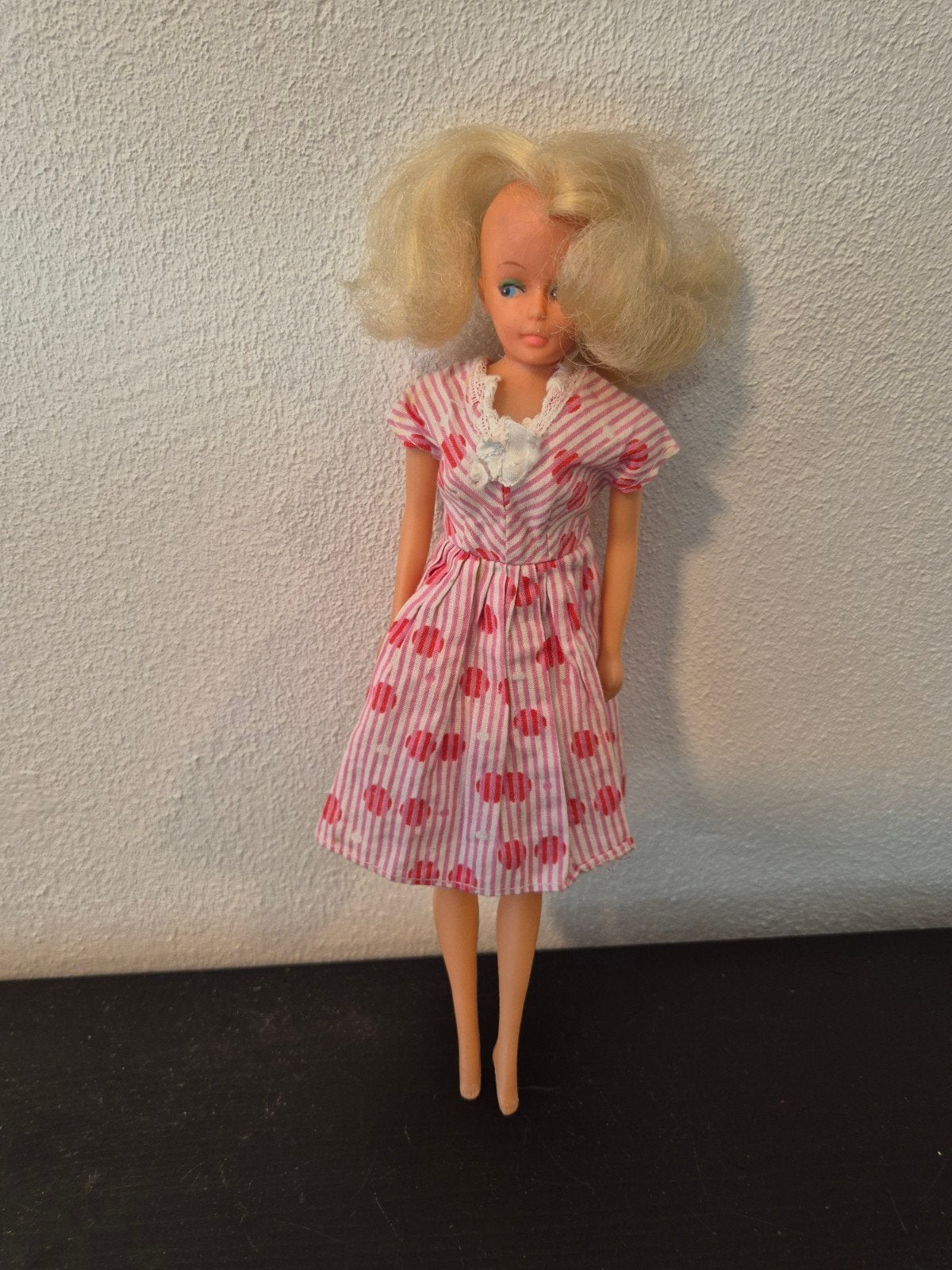 Vintage Barbie pop met roze gestreepte jurk, Ophalen of Verzenden, Gebruikt, Barbie