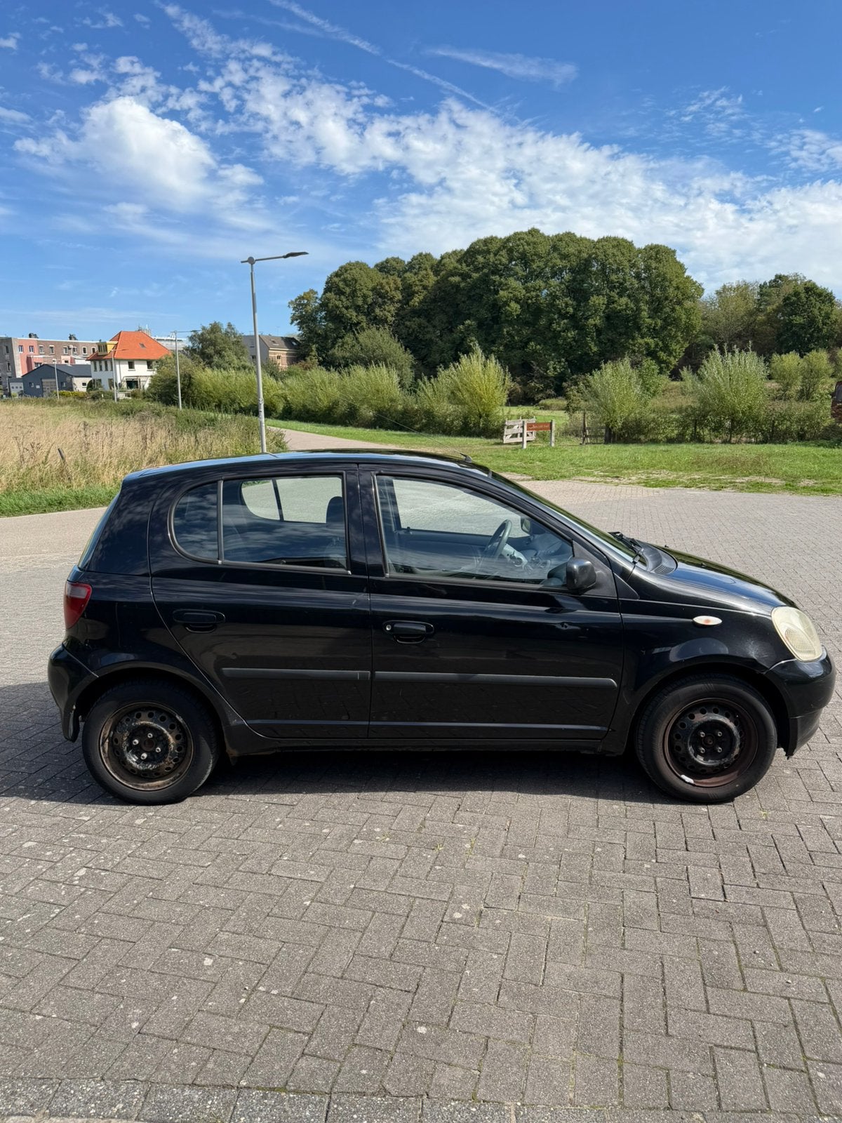 Toyota Yaris 2001, 1,3 vvt-i, 5drs met trekhaak en airco, Zwart, Handgeschakeld, Particulier, Dealer onderhouden