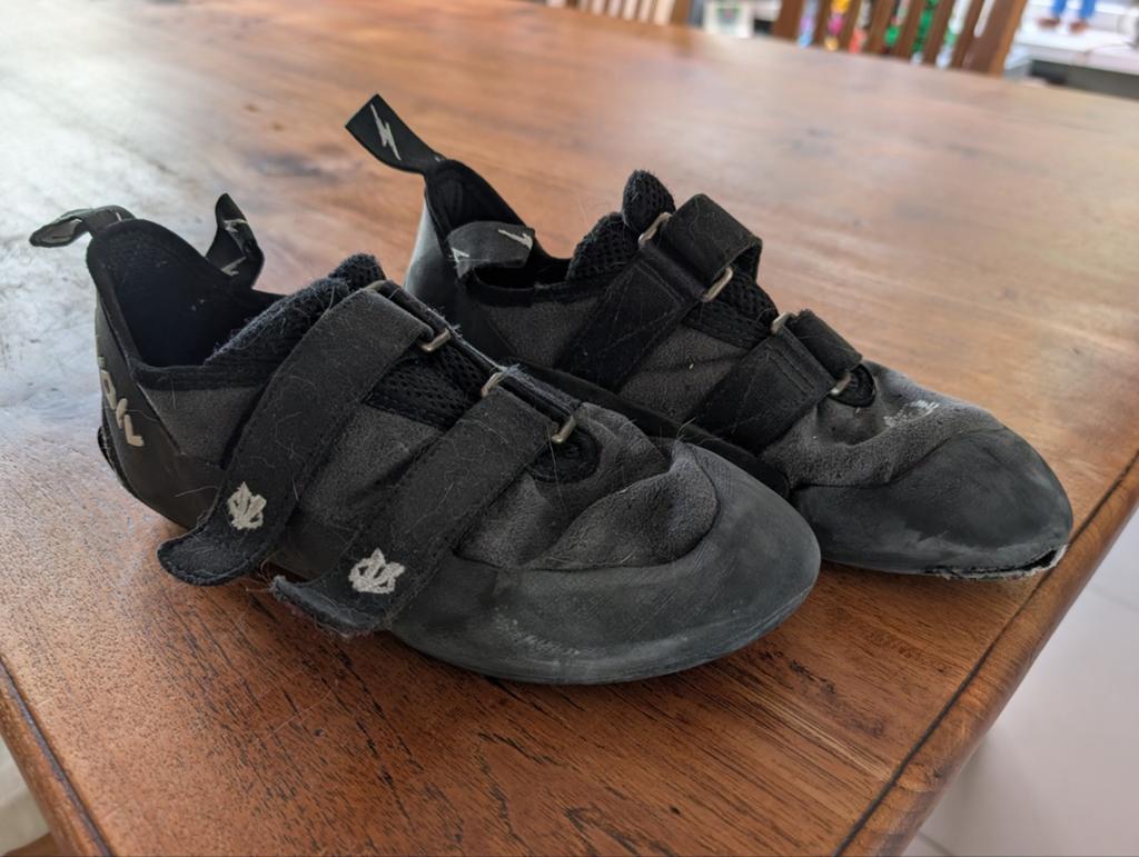 Boulderschoenen met 1 versleten neus, mt 44 (41/42 echte mt), Ophalen, Gebruikt, Schoenen