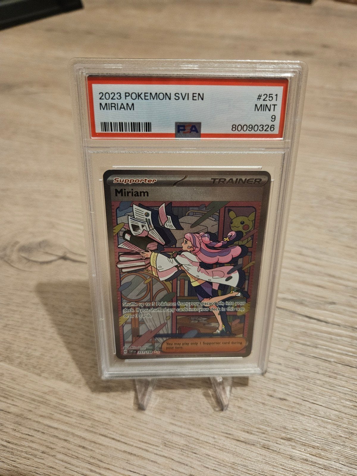 2023 Pokemon SVI EN Miriam Trainer Kaart PSA 9 Mint, Hobby en Vrije tijd, Verzamelkaartspellen | Pokémon, Ophalen of Verzenden