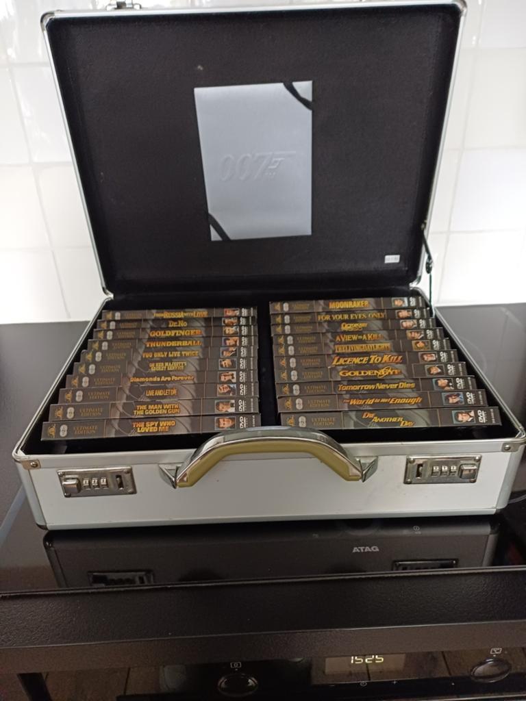 Koffer met 20 Dvd van James Bond ultimate  Edition ., Vanaf 12 jaar, Ophalen of Verzenden, Zo goed als nieuw