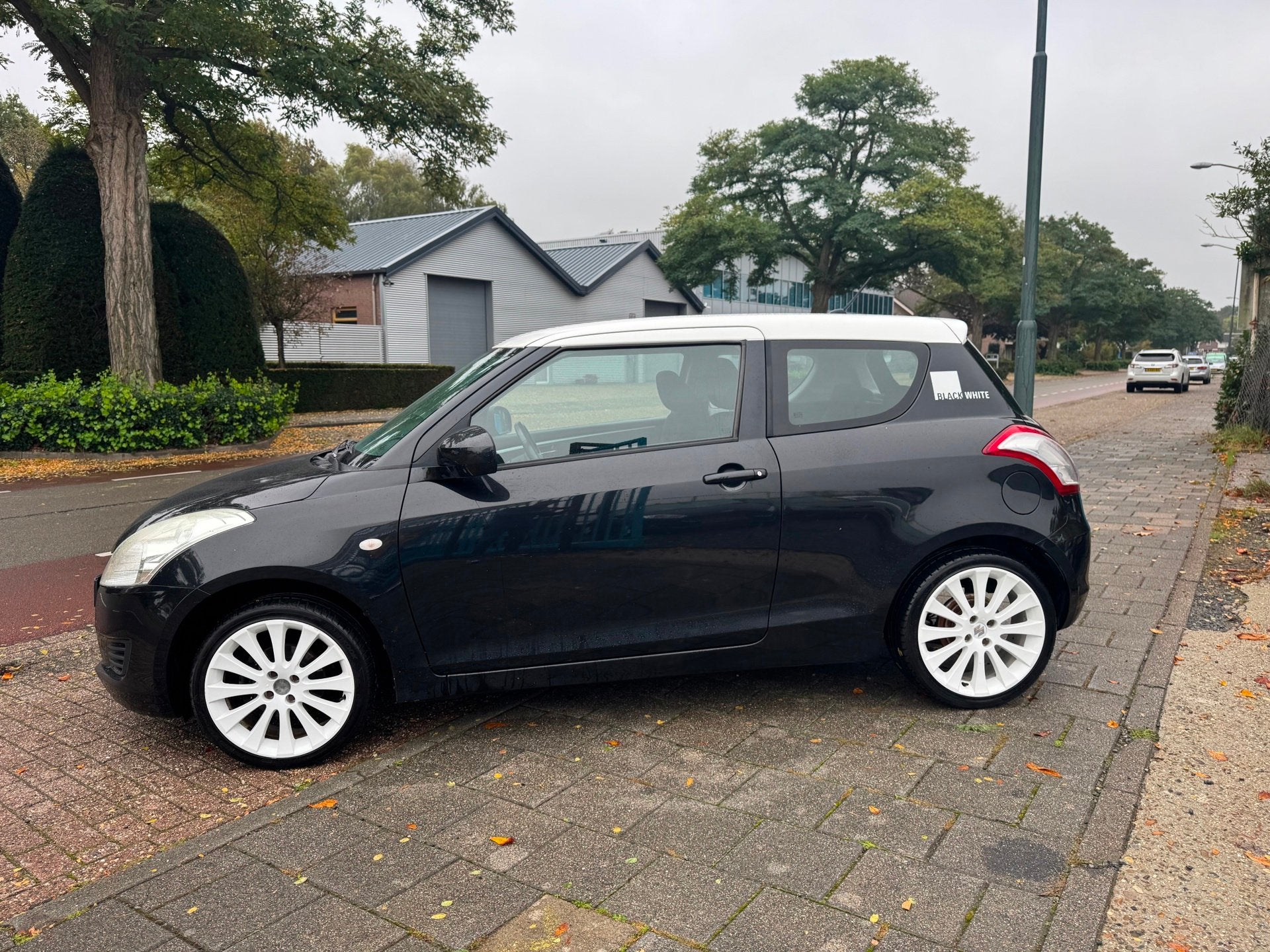 Suzuki SWIFT 1.2 Black&White A-C Elek Pakket Lmv Apk 10-27, Auto's, Voorwielaandrijving, Stof, Gebruikt, 400 kg