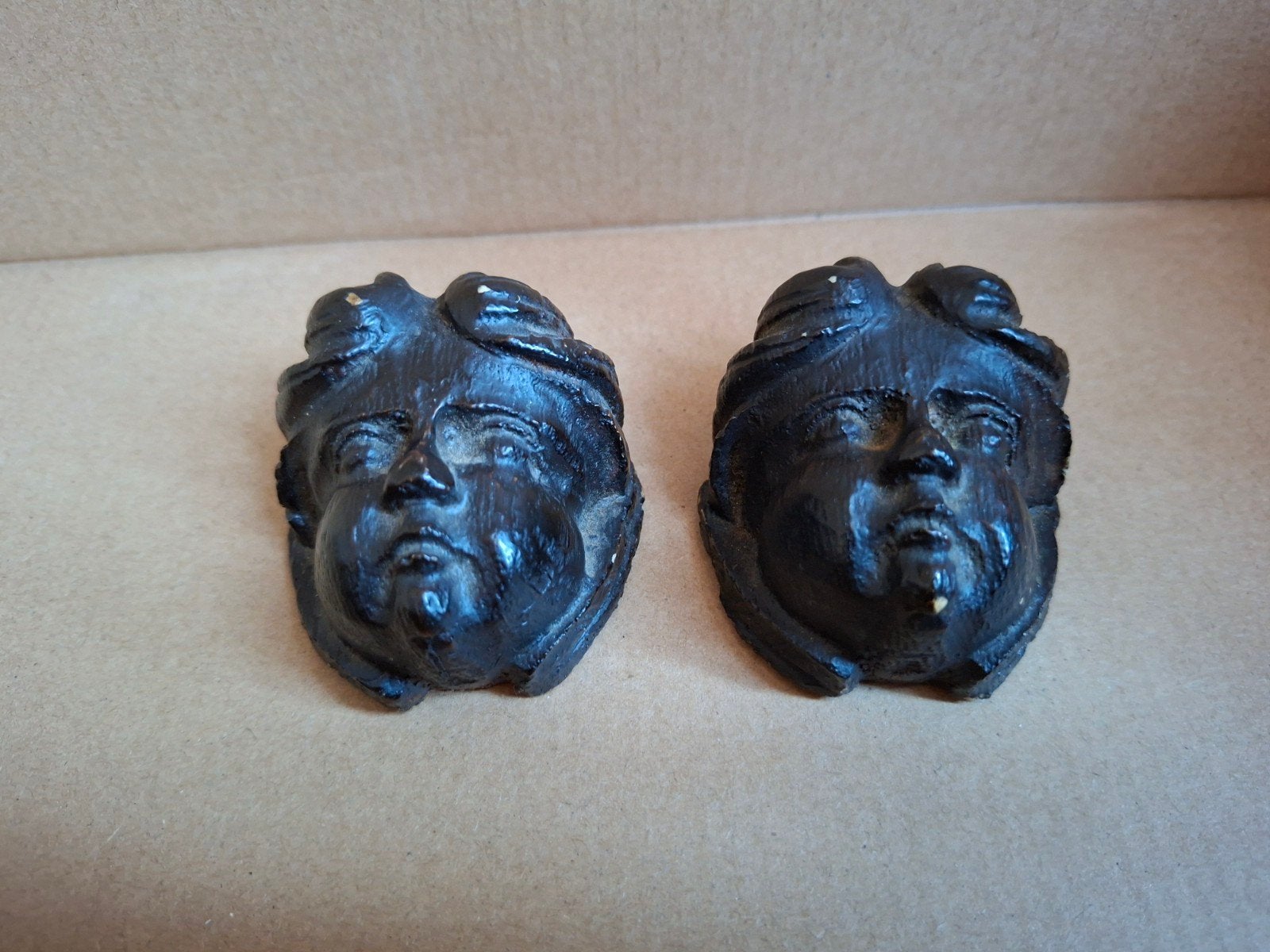 Twee antieke cherubijn hoofden, Overige onderwerpen, Minder dan 20 cm, Ophalen of Verzenden, Zwart