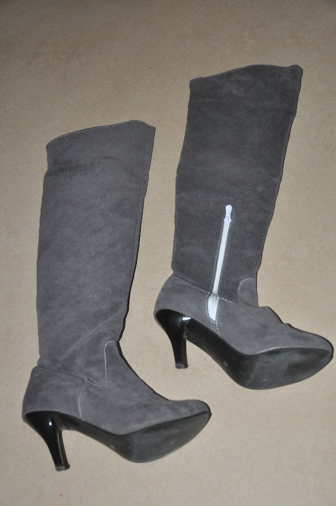 Grijze suede kaplaarzen met stiletto hakje - maat 39, Kleding | Dames, Schoenen, Zo goed als nieuw, Hoge laarzen, Grijs, Ophalen of Verzenden