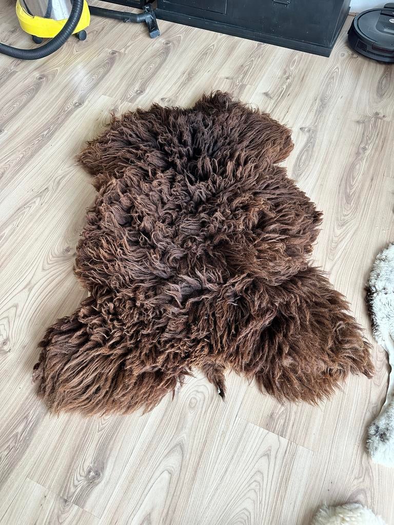 Nieuwe Bruine schapenvacht langharig - Warm en decoratief, Ophalen, Gebruikt, 100 tot 150 cm, Bruin