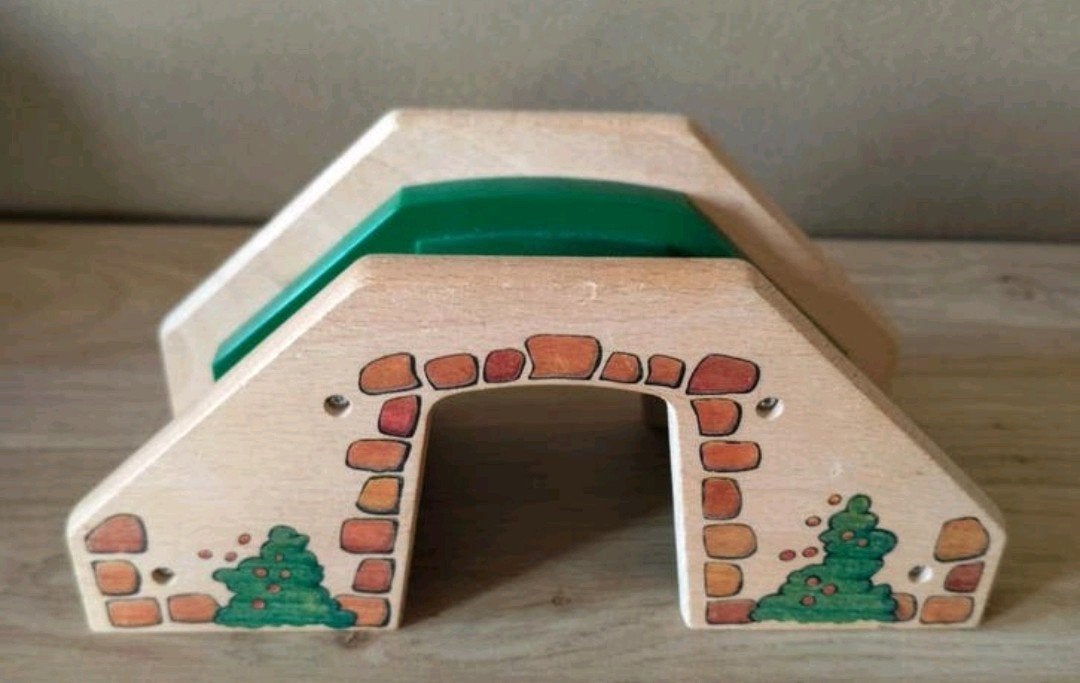 Brio houten loopbrug/ spoorbrug / tunnel voor treinbaan, Verzenden