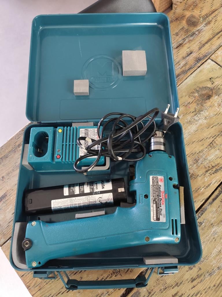 Makita Accuboormachine met lader en accu in koffer, Doe-het-zelf en Verbouw, Gereedschap | Boormachines, Ophalen of Verzenden