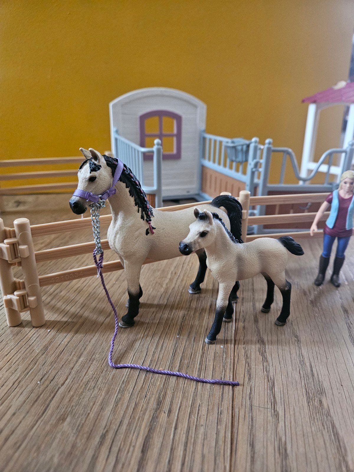 Schleich horse club paard en veulen met stal en accessoires, Ophalen of Verzenden, Zo goed als nieuw