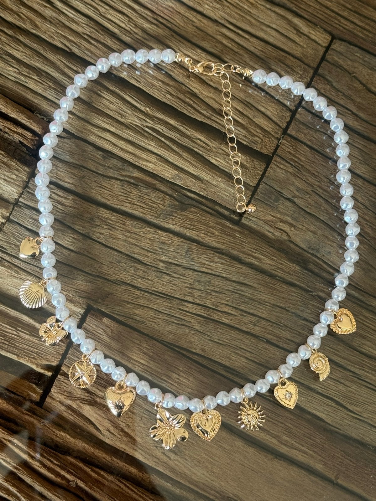 Parelketting met gouden bedeltjes, Wit, Nieuw, Ophalen of Verzenden, Overige materialen