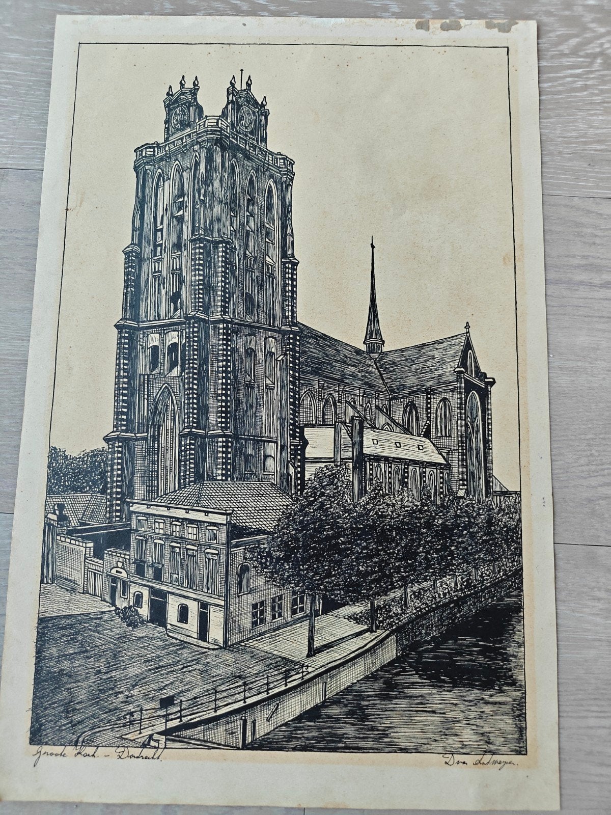 Houtsnede Grote Kerk Dordrecht gesigneerd, Antiek en Kunst, Ophalen, Houtsnede, 1900 - 1949, Met tekst