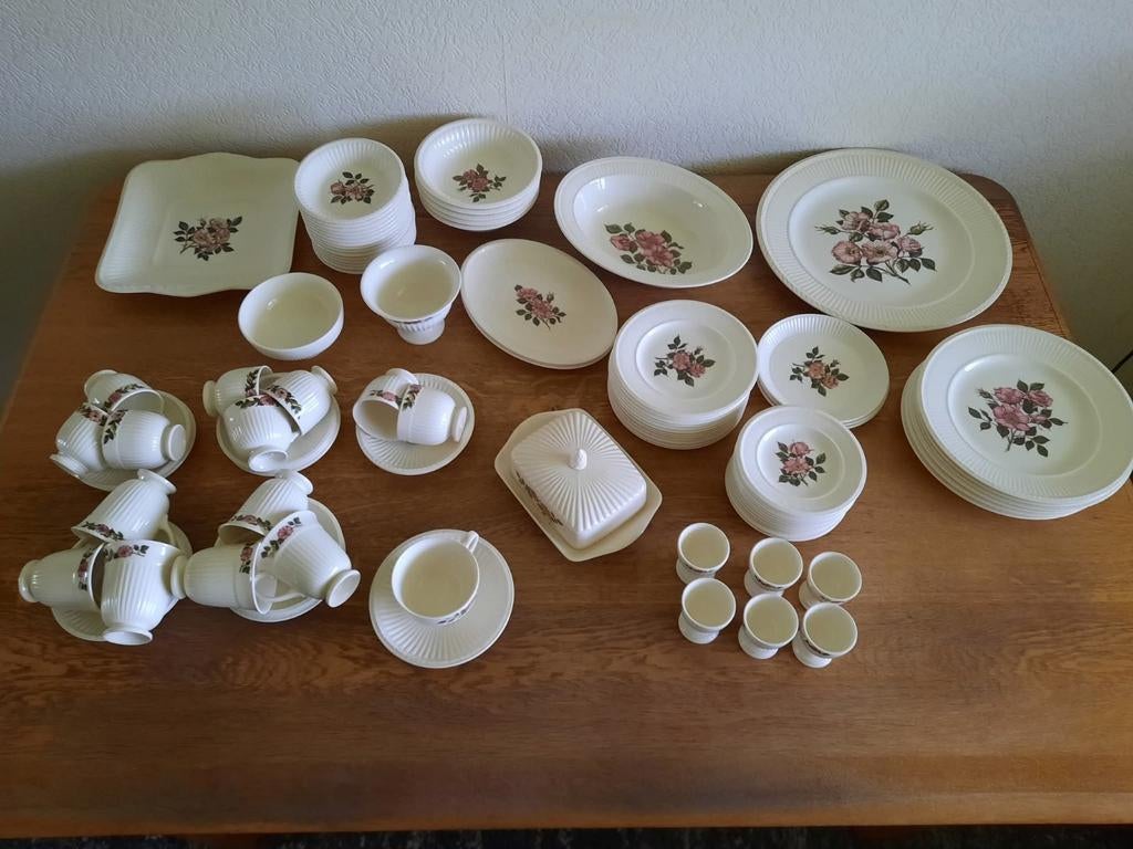 Uitgebreid Wedgwood Briar Rose servies, Ophalen