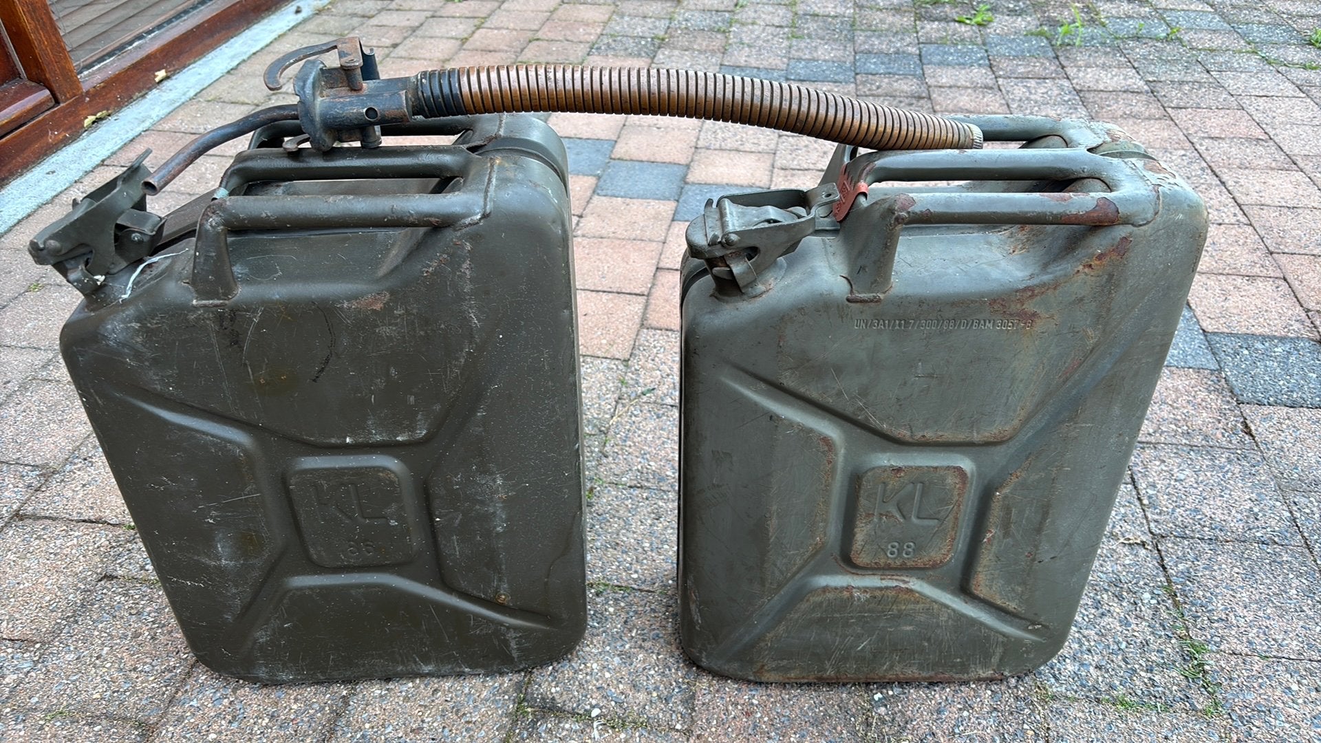 Uitstekende metalen jerrycans, Ophalen, Gebruikt