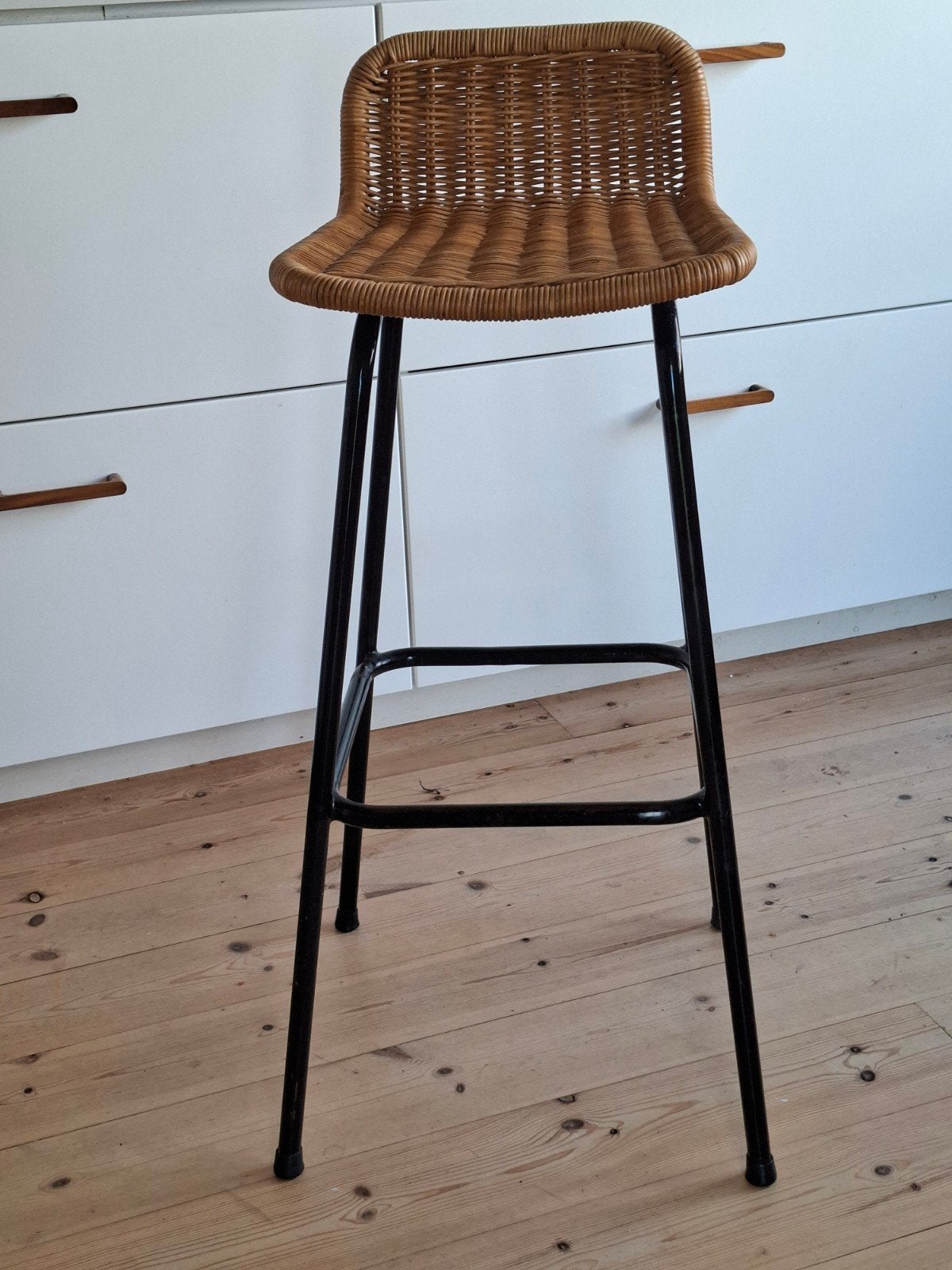 Hoge vintage kruk met rieten zitting en metalen onderstel, Ophalen, Metaal, Gebruikt, Met voetsteun