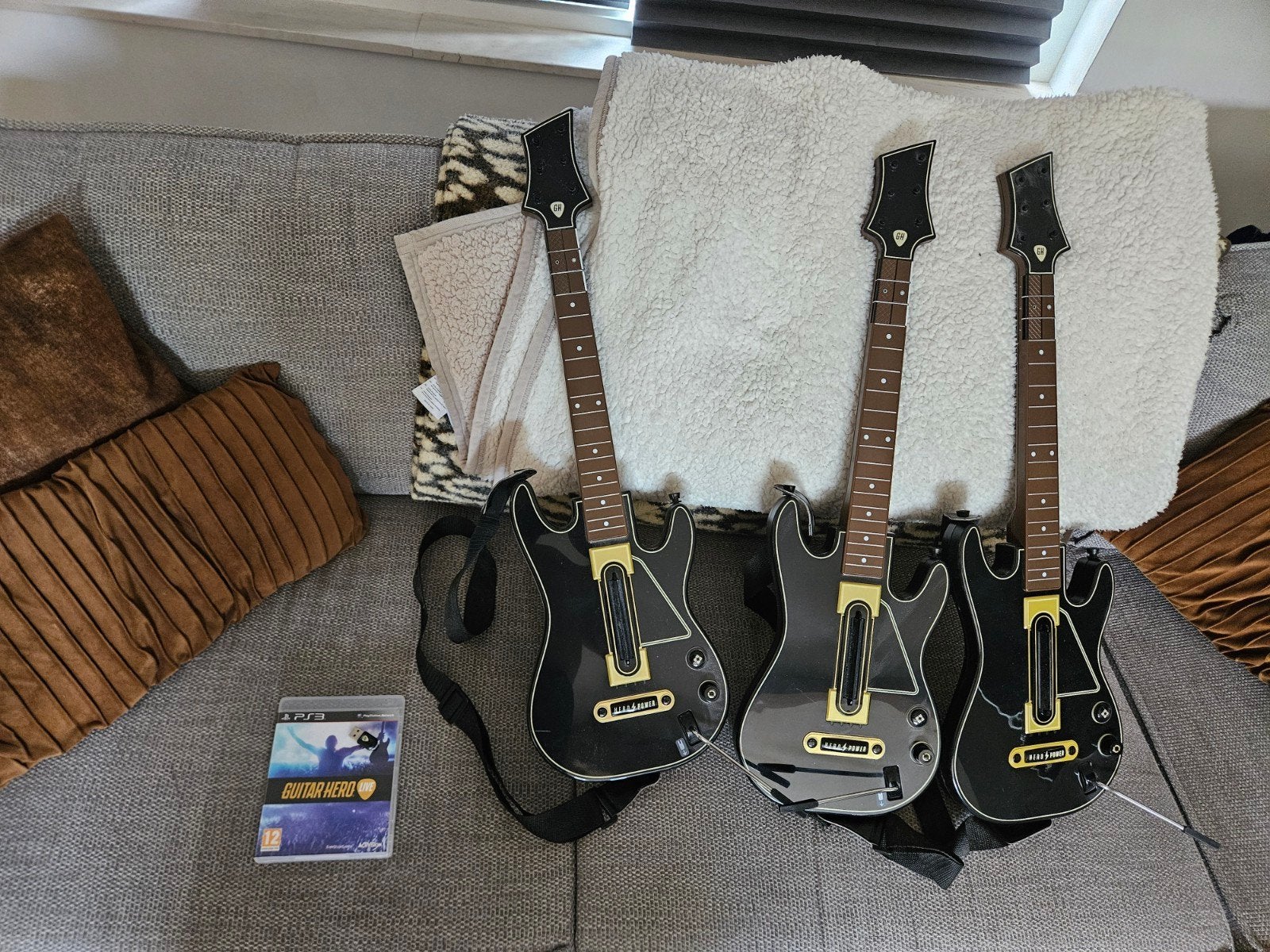 Guitar Hero Live PS3 met 3 gitaren en dongle, Ophalen, Muziek, Eén computer, Zo goed als nieuw