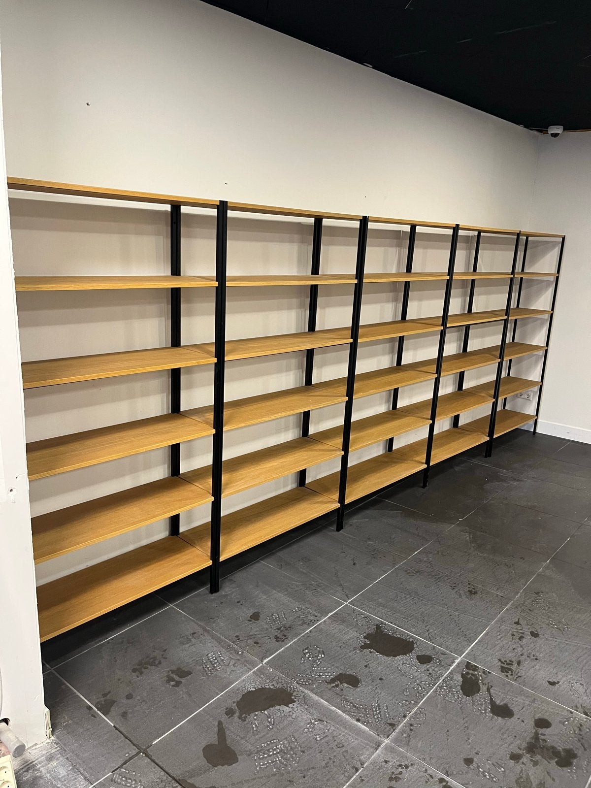 Zware stalen stelling met houten planken, Ophalen