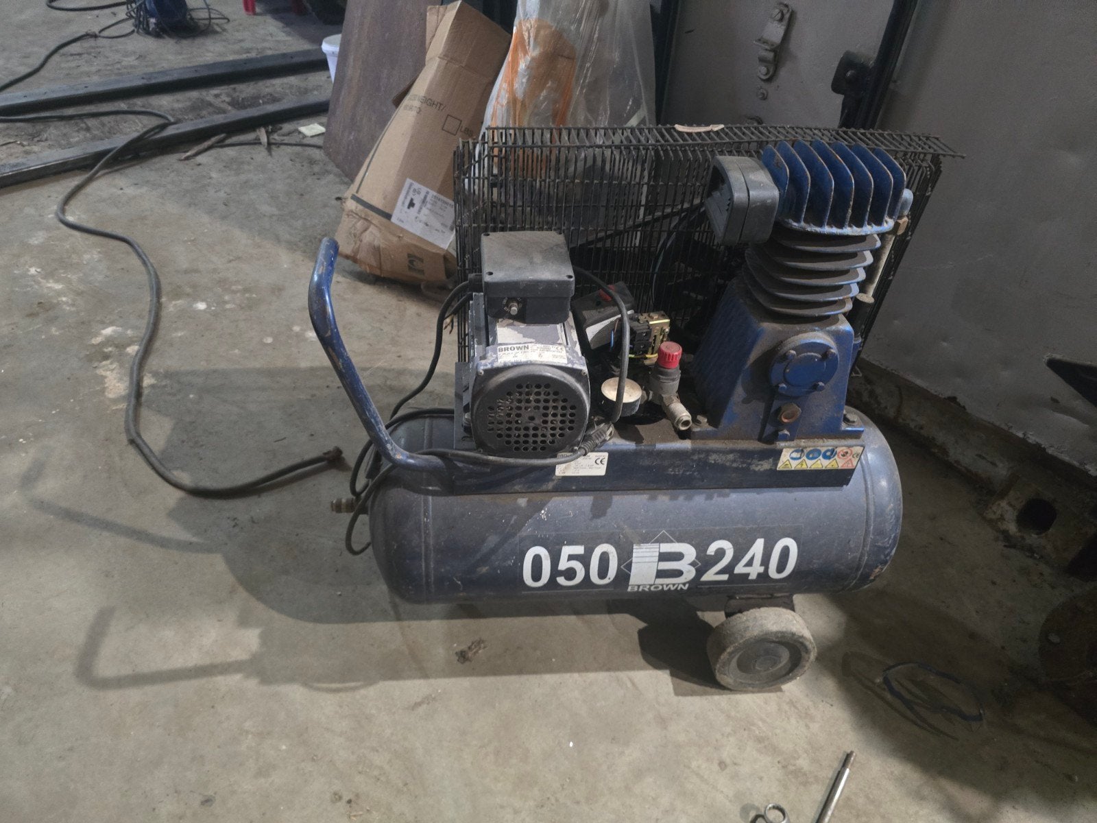 Compressor met defect - Ideaal voor onderdelen of reparatie, Doe-het-zelf en Verbouw, Gebruikt, 6 tot 10 bar, Ophalen of Verzenden