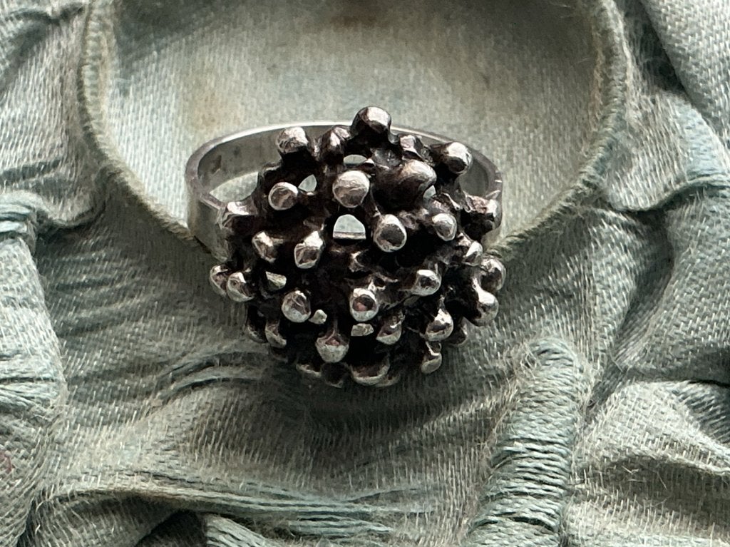 MASSIEVE GEKEURD ZILVER RING IN MODERNISTISCHE STIJL, Sieraden, Tassen en Uiterlijk, Verzenden, Zilver, Ring