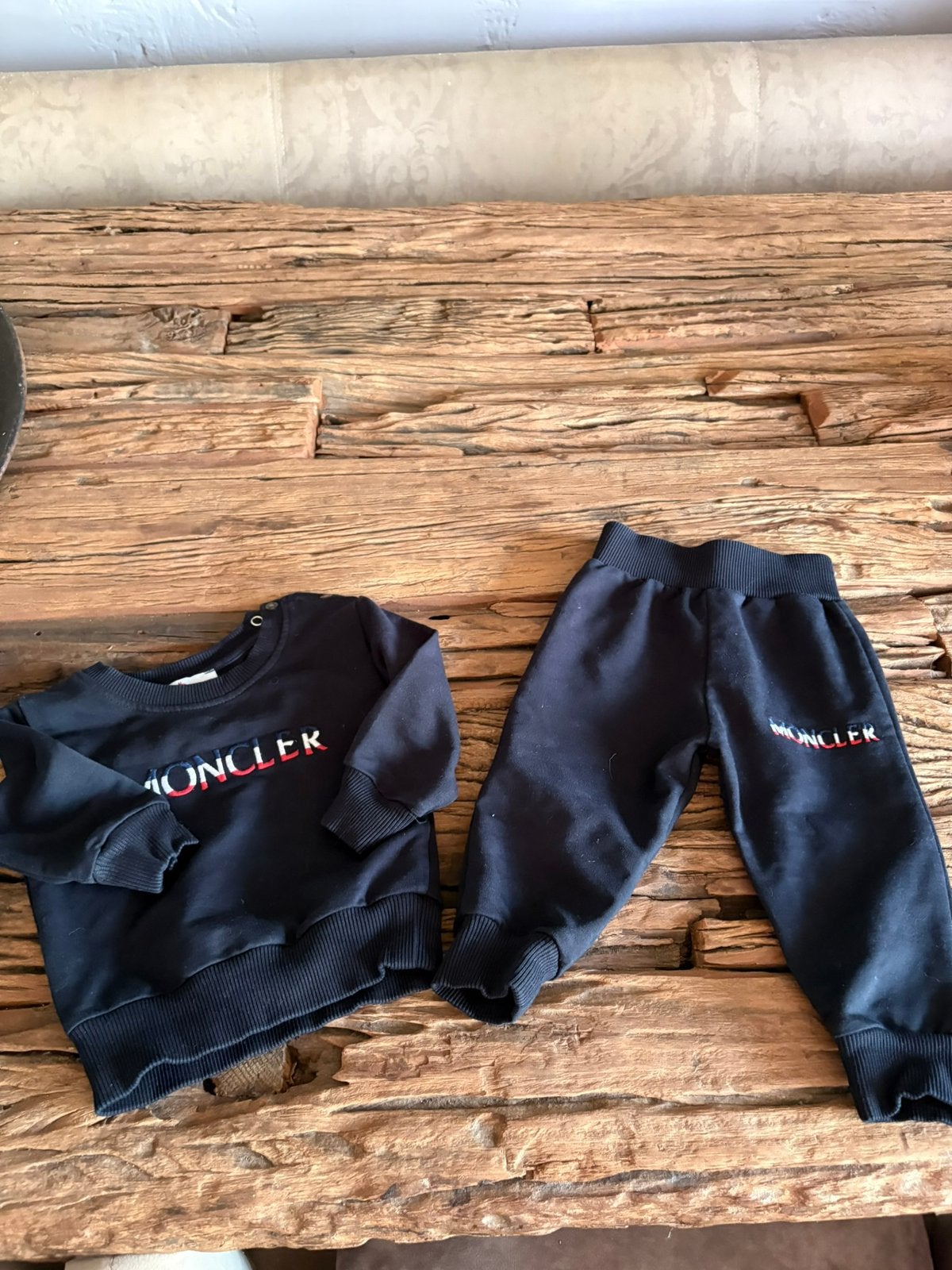 Moncler stoer baby joggingpakje mt 68 ZGAN, Ophalen of Verzenden, Zo goed als nieuw, Jongetje, Setje