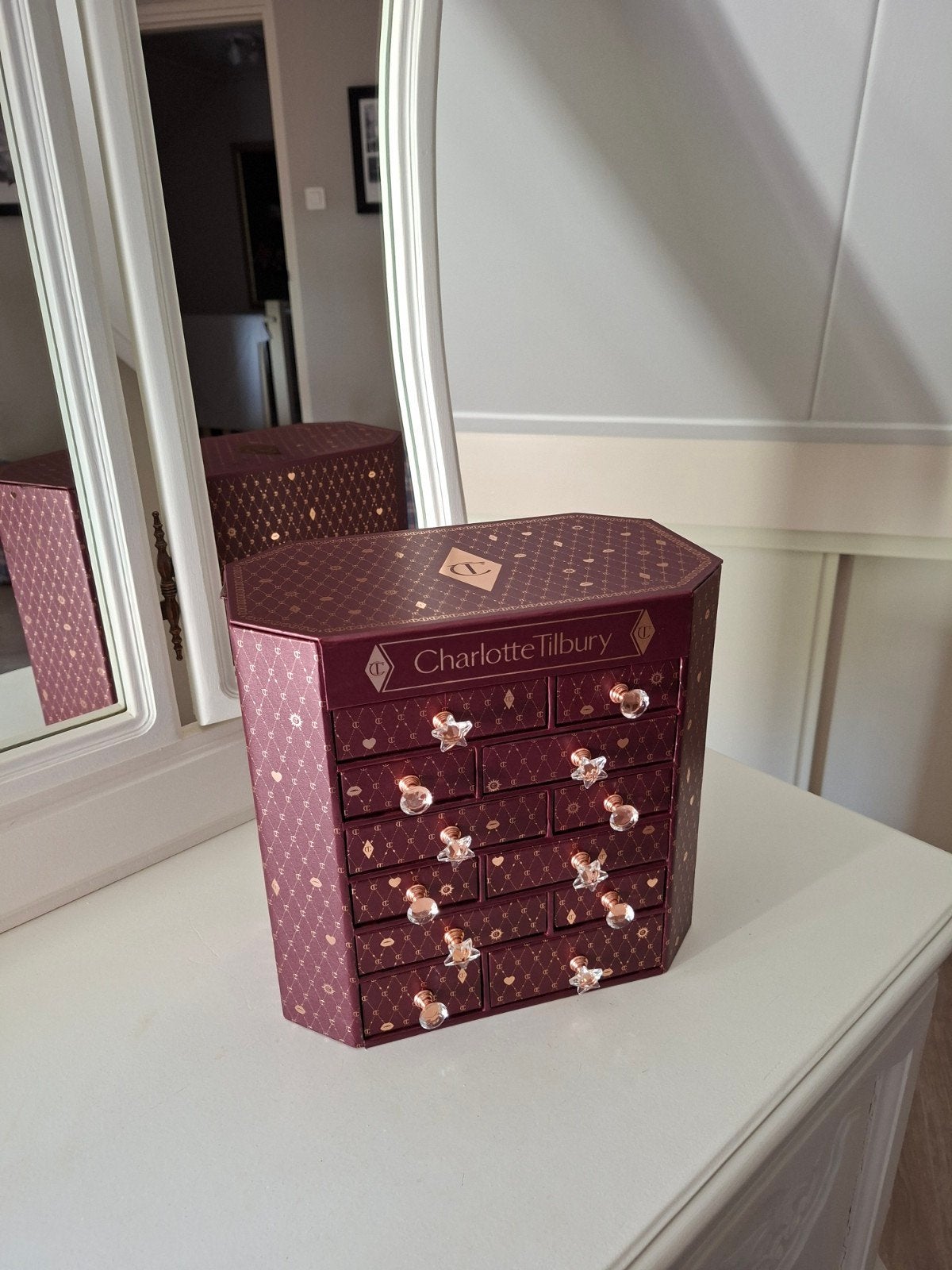 Charlotte Tilbury Adventskalender Kastje, Ophalen of Verzenden, Zo goed als nieuw