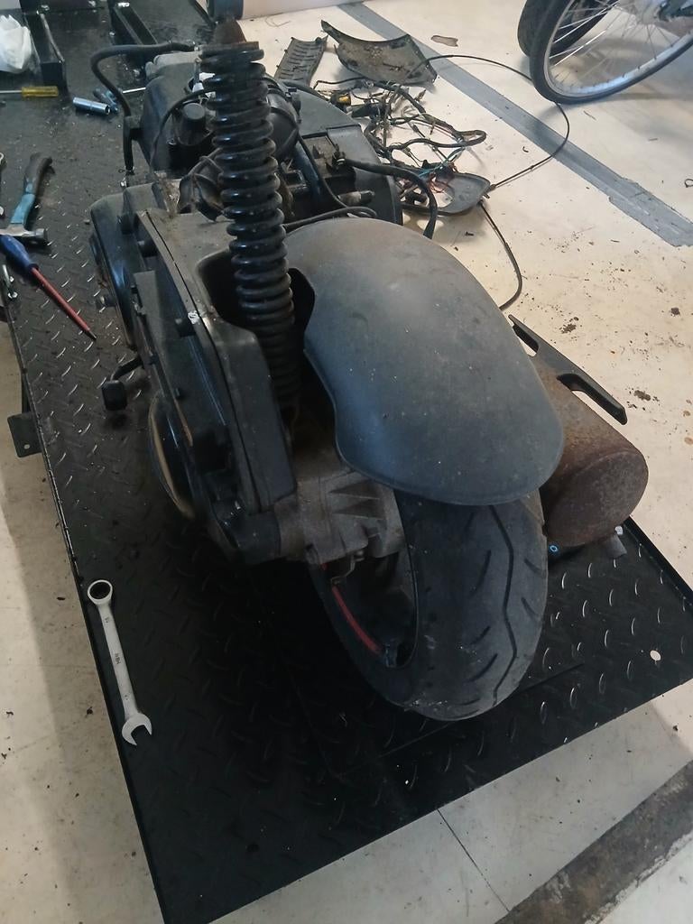 Peugeot kisbee 4t motorblok, Fietsen en Brommers, Brommeronderdelen | Scooters, Ophalen, Gebruikt, Blok, Peugeot
