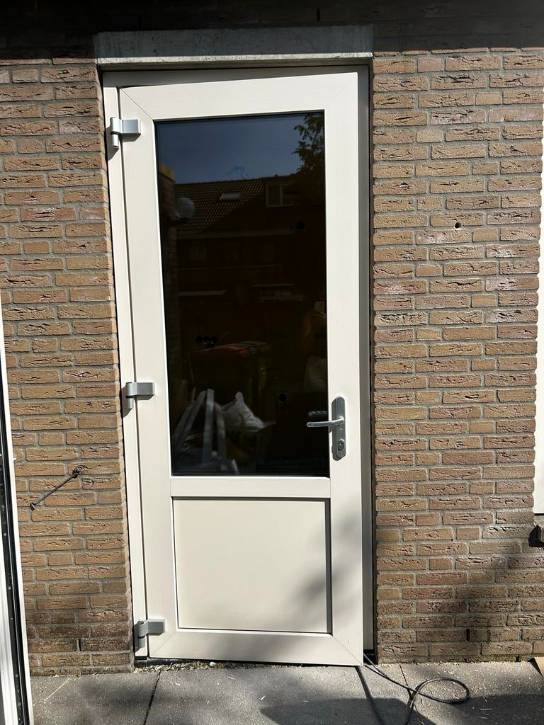 Kunststof buitendeur met triple HR +++ glas, Kunststof, Deurkozijn, Zo goed als nieuw, Ophalen