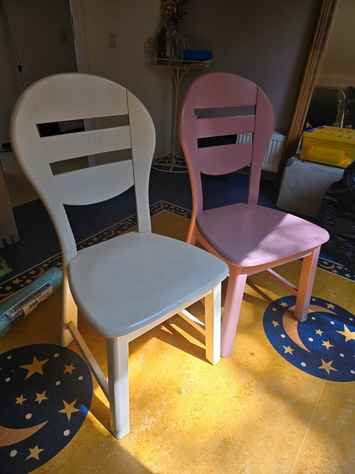 6 stoelen. 3 roze 3 witte, Ophalen, Gebruikt, Wit, Twee