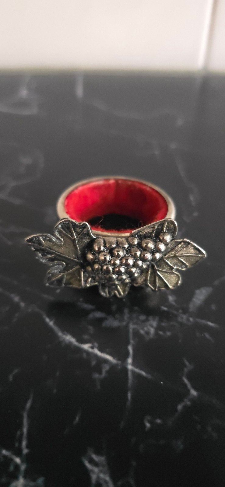 Vintage servetring met druiventros design, Ophalen of Verzenden