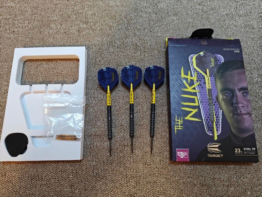 Target Luke Littler G1 23g met extra set Swiss points, Sport en Fitness, Darts, Verzenden, Zo goed als nieuw, Pijlen