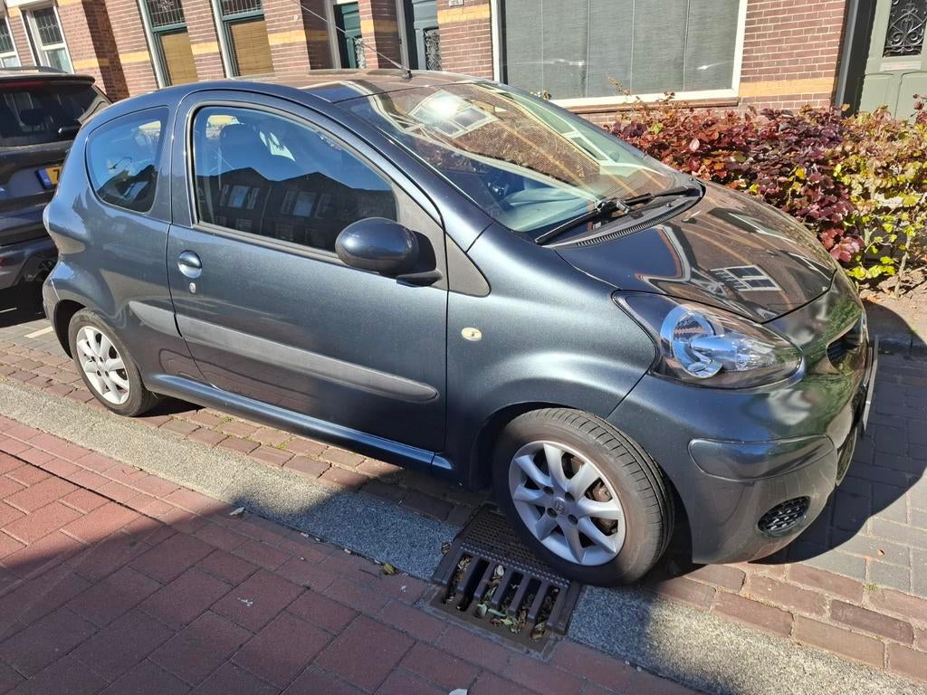 Toyota Aygo 1.0 12V Vvt-i 3DRS MMT 2009 Grijs, Voorwielaandrijving, 4 stoelen, 68 pk, Origineel Nederlands