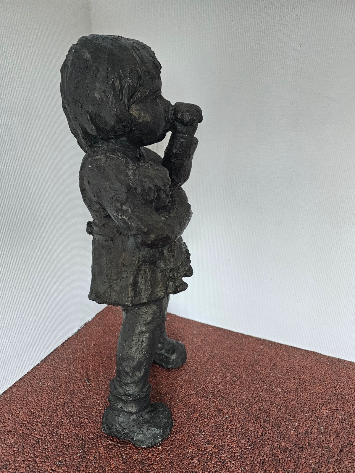 Nep Bronzen beeldje 'Meisje met pop' - Kunsthandel Darco, Antiek en Kunst, Ophalen, Gips, 50 - 100 cm, Gemerkt