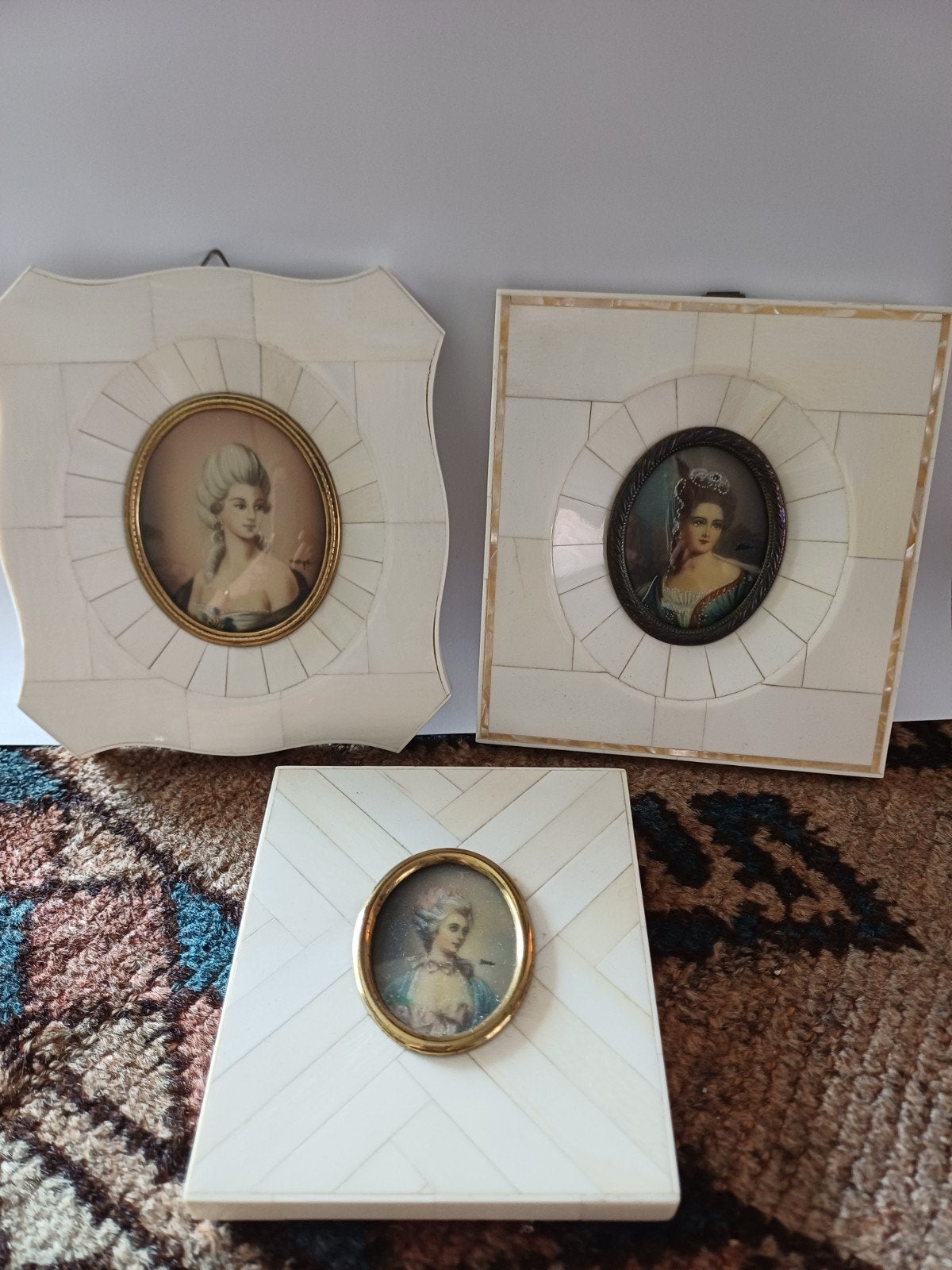 Set van 3 Antieke Miniatuur Portretten in Ivoorlijsten, Paneel, Portret of Personen, Ophalen of Verzenden, Gesigneerd