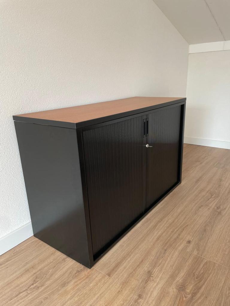 Zwart kastje met houten blad en roldeurtjes, Archief en Opbergen, Ophalen, Gebruikt, Kast